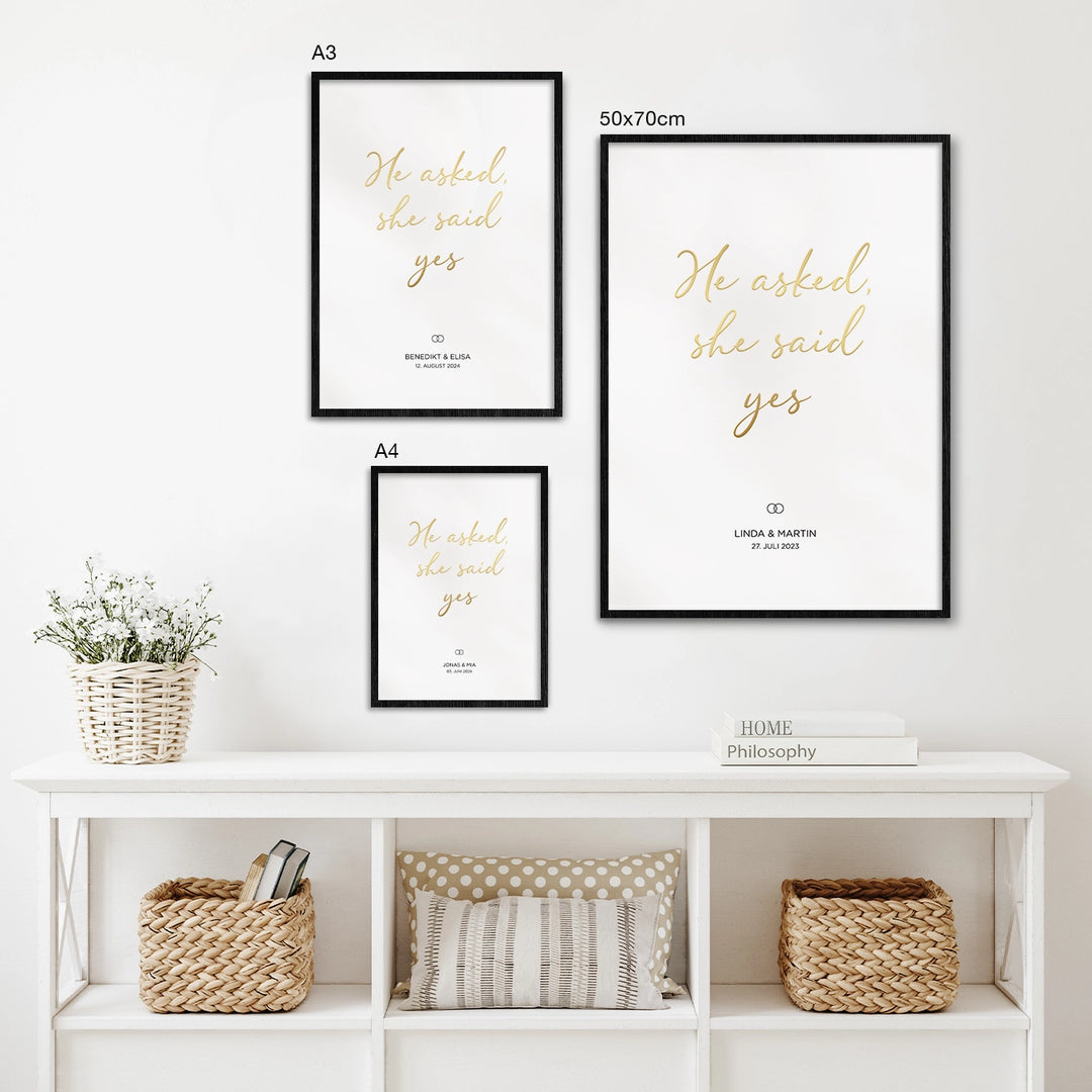 Hochzeitsposter "He asked, she said yes" mit Goldschrift famwalls