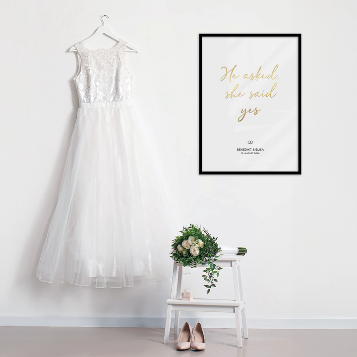 Hochzeitsposter "He asked, she said yes" mit Goldschrift famwalls