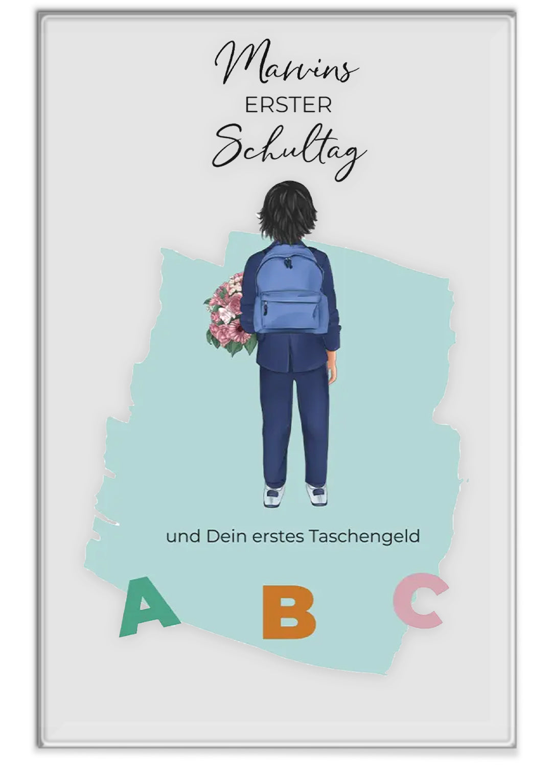 Personalisierte Acryltafel für den ersten Schultag zeigt Rückansicht eines Kindes mit Rucksack und Blumen, umgeben von pastellfarbenen Elementen und ABC-Buchstaben. Text: "Marins erster Schultag und Dein erstes Taschengeld