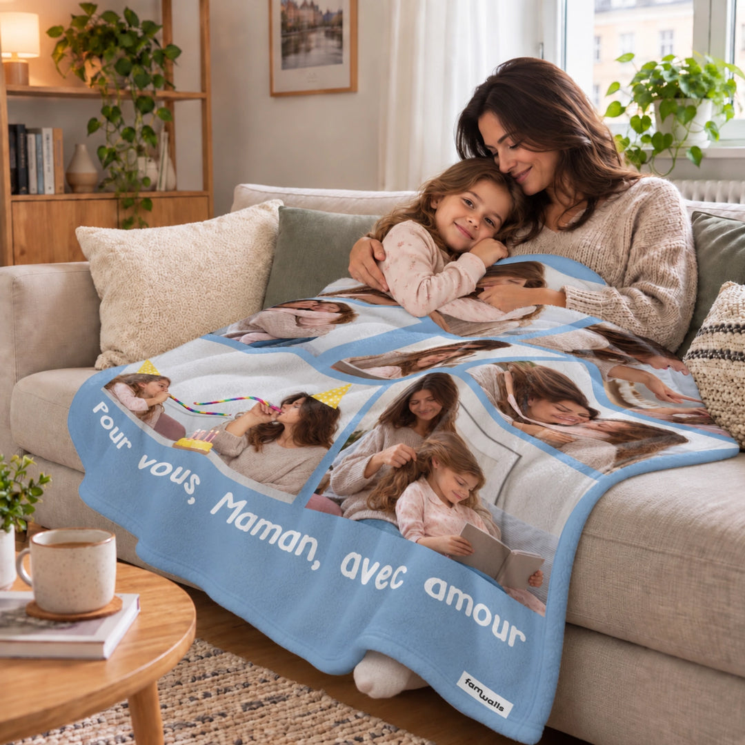 Mère et fille câlinées sous le plaid bleu Photo Maman « Pour vous, Maman, avec amour » market_france