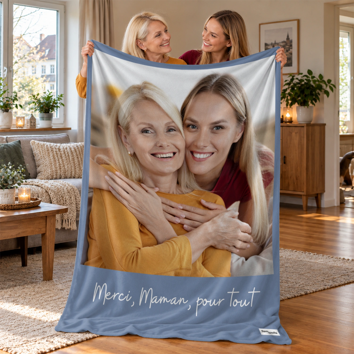 Deux femmes tiennent le plaid bleu Photo Maman « Merci, Maman, pour tout » market_france