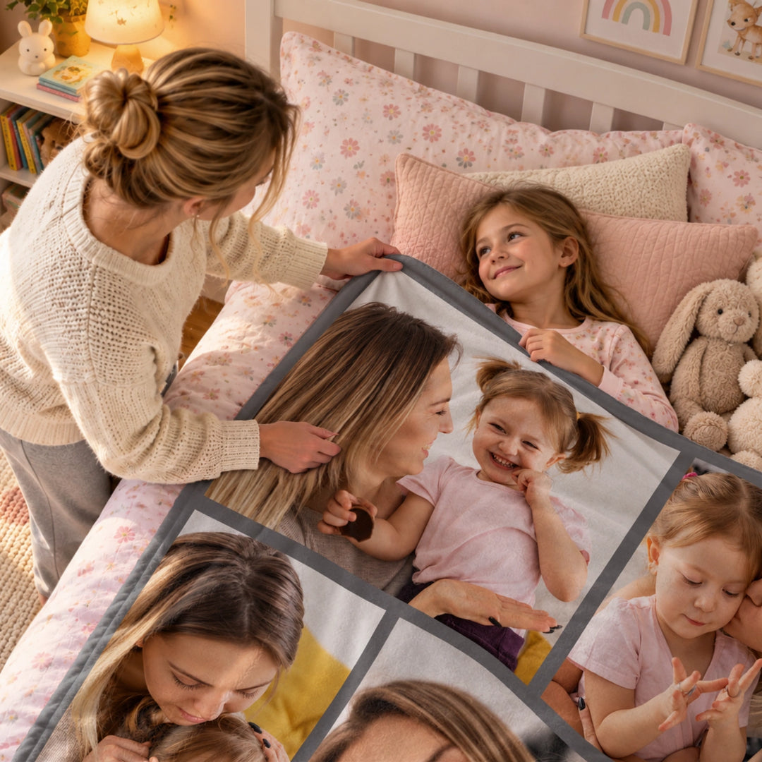 Femme borde une fillette avec le plaid Photo Maman et son collage de photos market_france