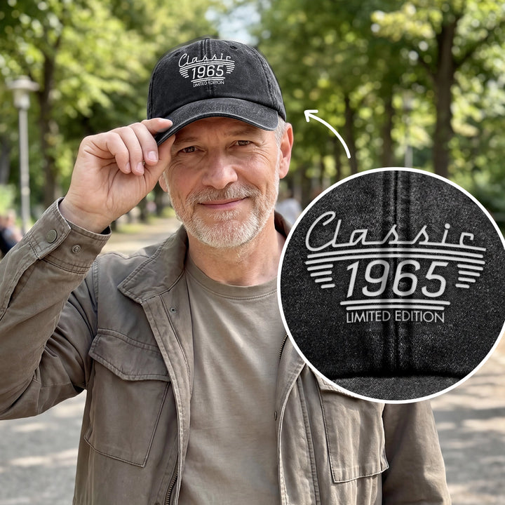 Casquette personnalisée « Limited Edition » avec l’année de naissance 1965 portée par un homme, détail de l’impression Classic | market_france