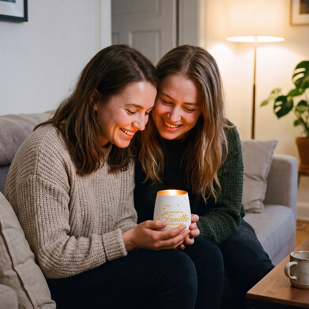 Deux amies tiennent le photophore blanc personnalisé à la lueur d’une bougie | market_france