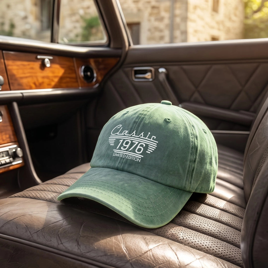 Casquette vintage verte avec l’année 1976 posée sur le siège en cuir d’une voiture ancienne | market_france