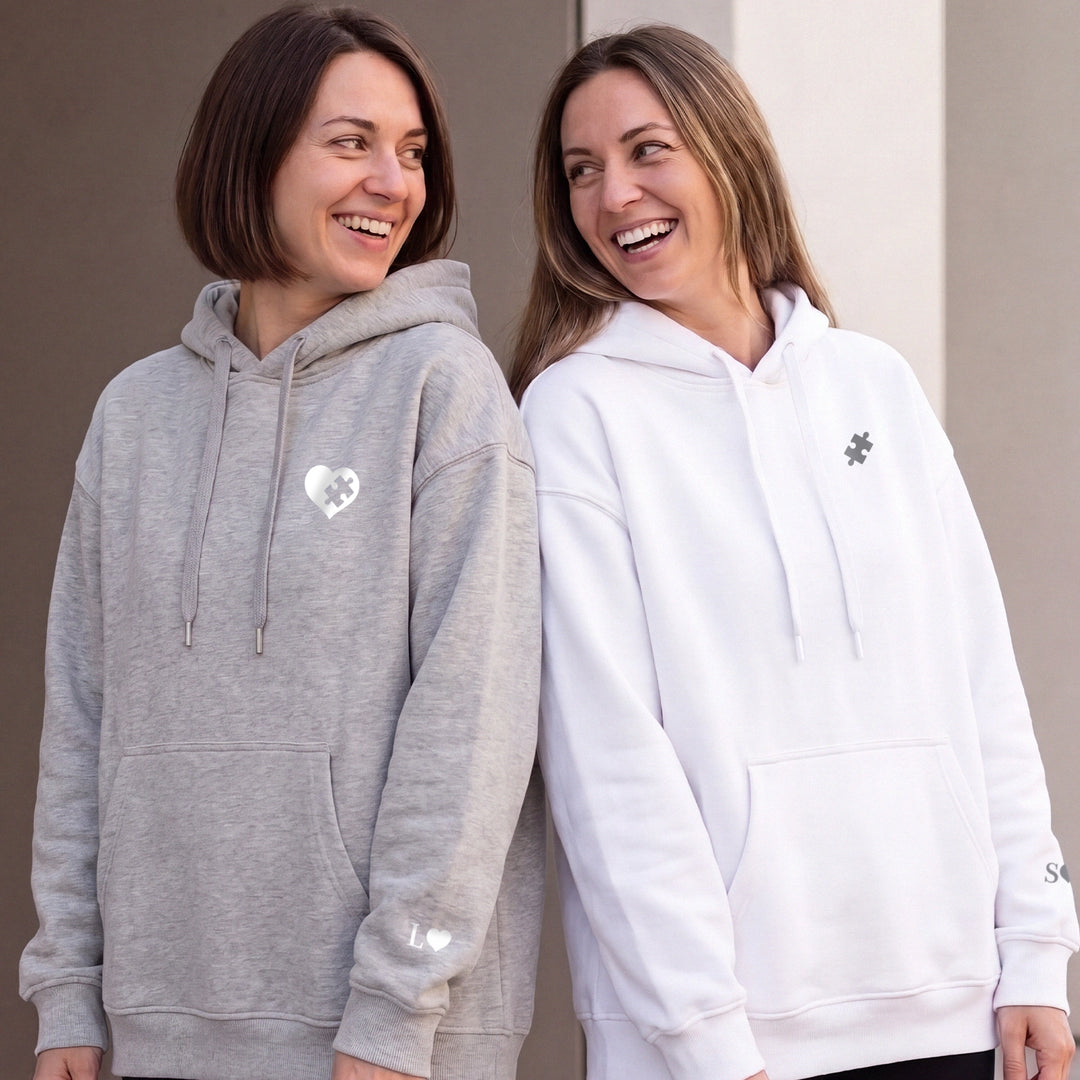 Deux amies en sweat à capuche gris et blanc avec cœur puzzle et pièce de puzzle | market_france