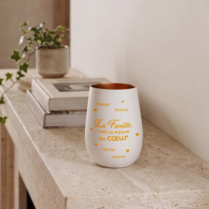 Photophore blanc « La Famille, c’est la maison du cœur » avec citation et prénoms gravés sur une console | market_france