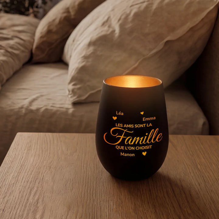 Photophore noir allumé « Les amis sont la famille que l’on choisit » sur une table de chevet | market_france