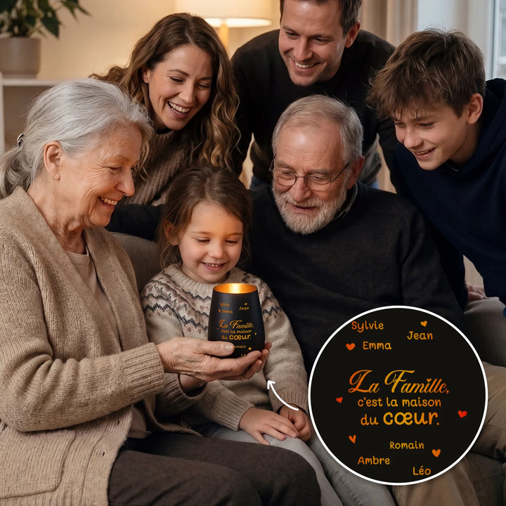 Grands-parents, parents et petits-enfants admirent ensemble le photophore personnalisé avec citation et prénoms | market_france