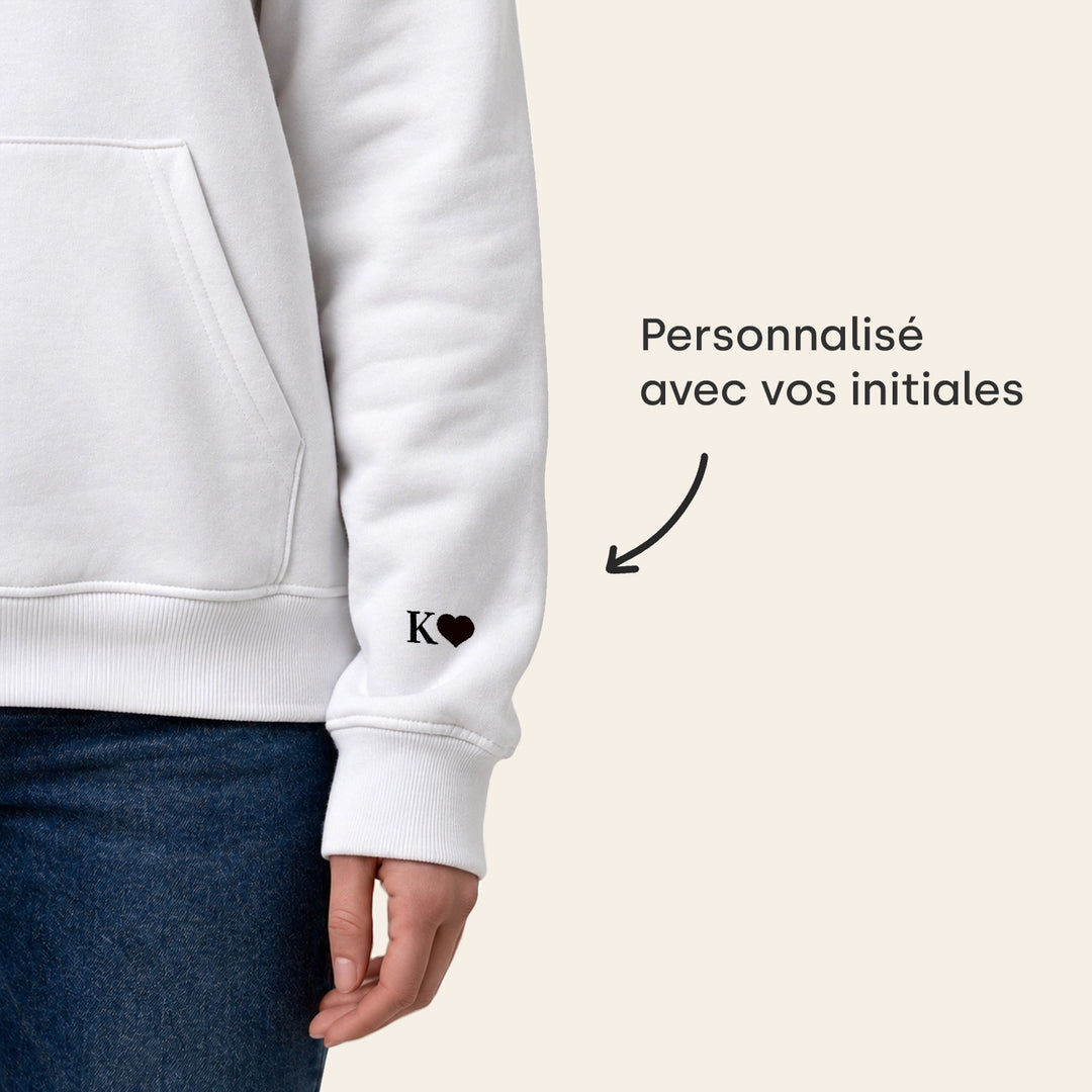 Sweat à capuche blanc avec initiale et cœur sur la manche, personnalisé avec vos initiales | market_france