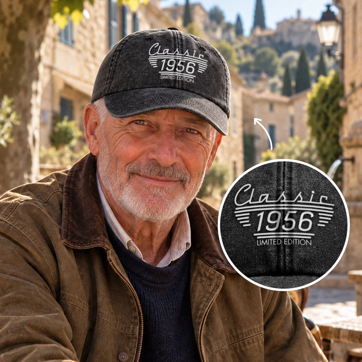 Homme portant une casquette noire avec l’année 1956 dans un village du sud de la France | market_france