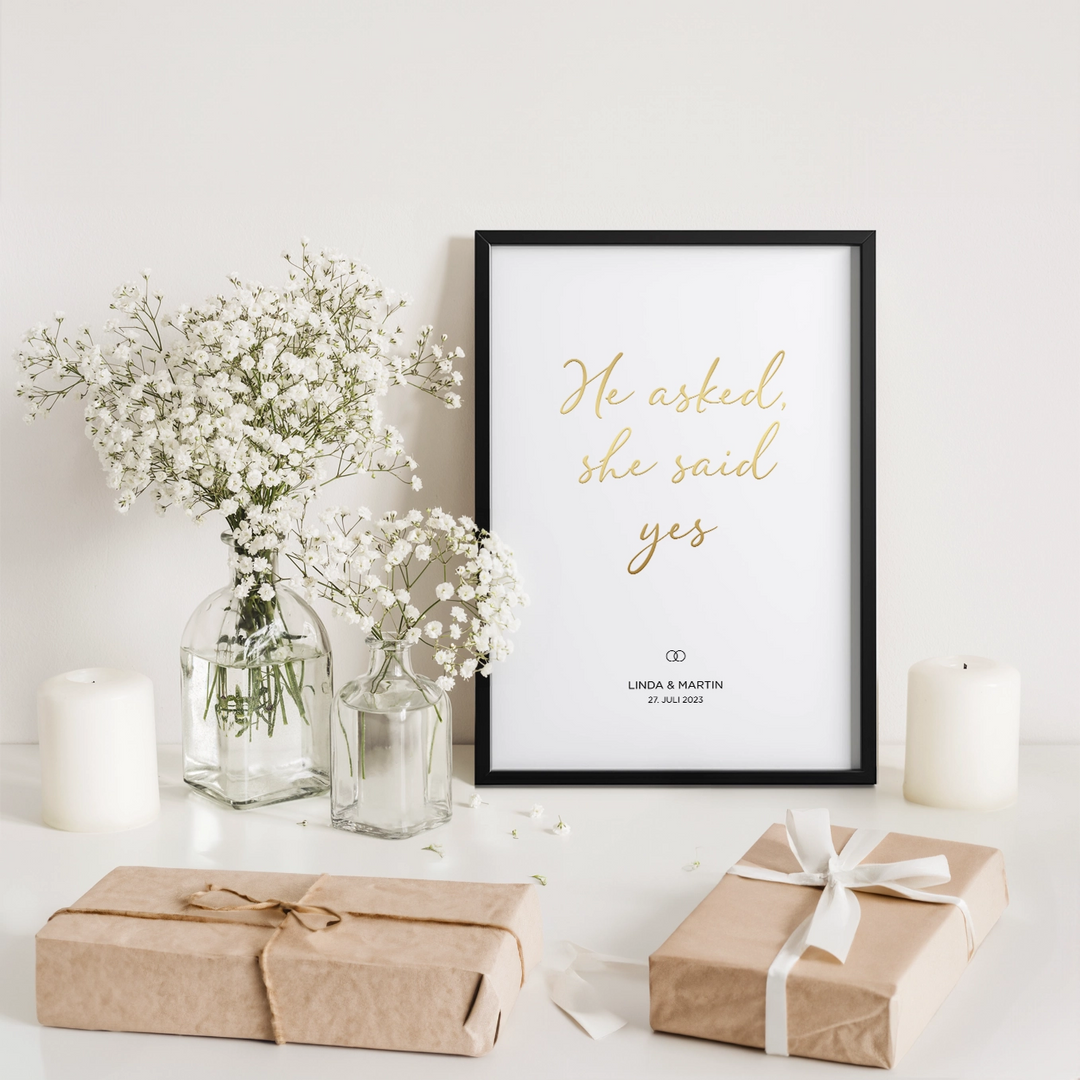 Hochzeitsposter "He asked, she said yes" mit Goldschrift famwalls