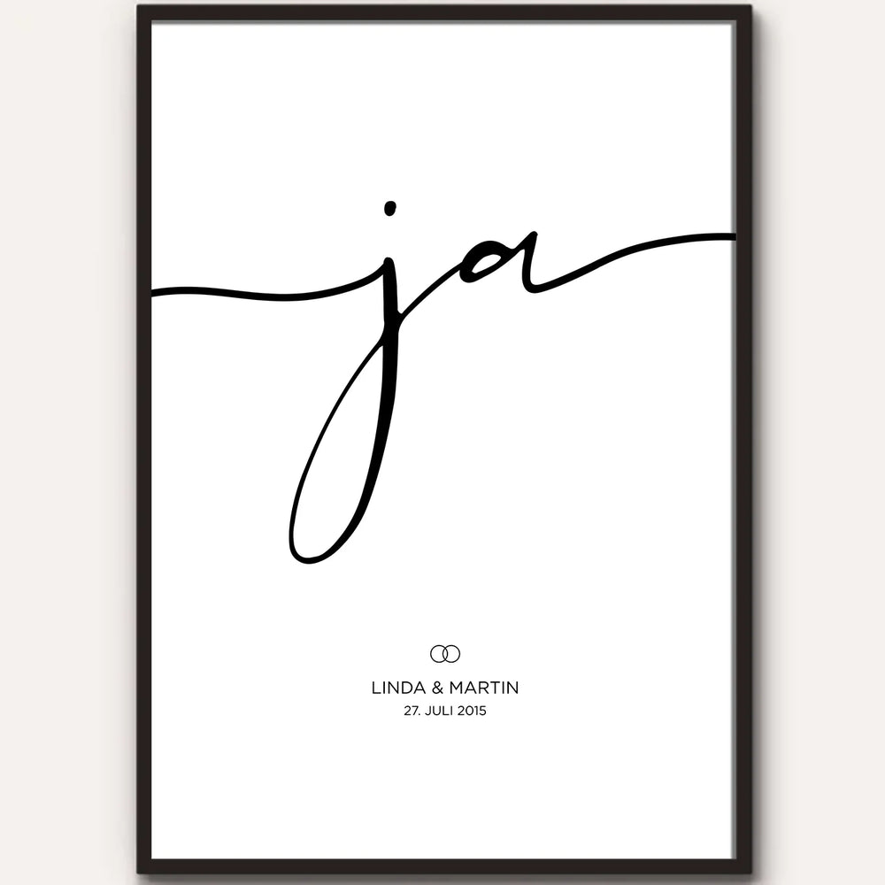 Personalisiertes Hochzeitsposter mit eleganter Kalligraphie des Wortes "Ja", Namen des Brautpaares und Hochzeitsdatum in schlichtem schwarzen Rahmen. Minimalistisches Design für ein zeitloses Hochzeitsgeschenk.