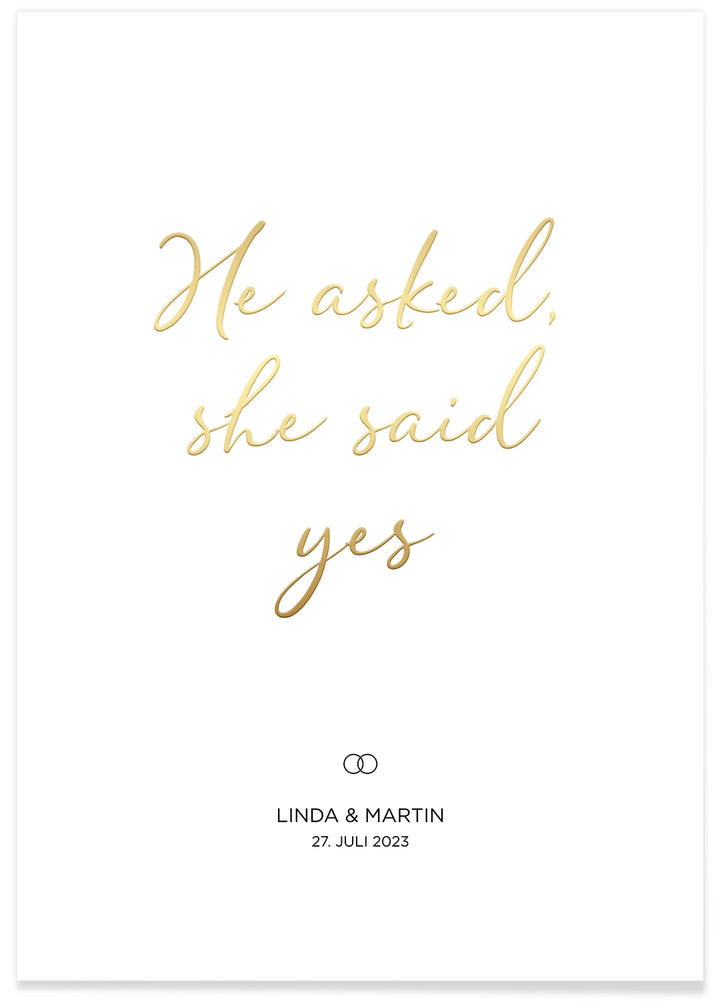 Hochzeitsposter "He asked, she said yes" mit Goldschrift famwalls