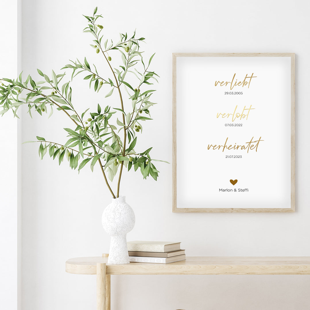 Hochzeitsposter "Verliebt, Verlobt, Verheiratet" mit Goldschrift famwalls